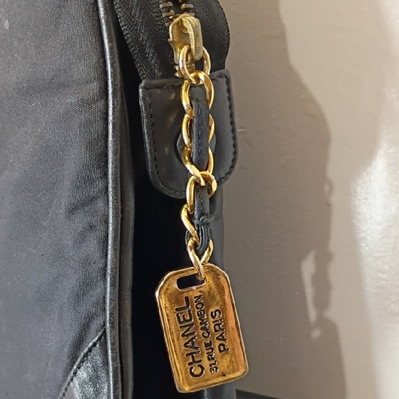 Vintage Chanel Black Supermodel Tote Bag • Gold Chain & Leather Straps • Large - Picture 4 of 16